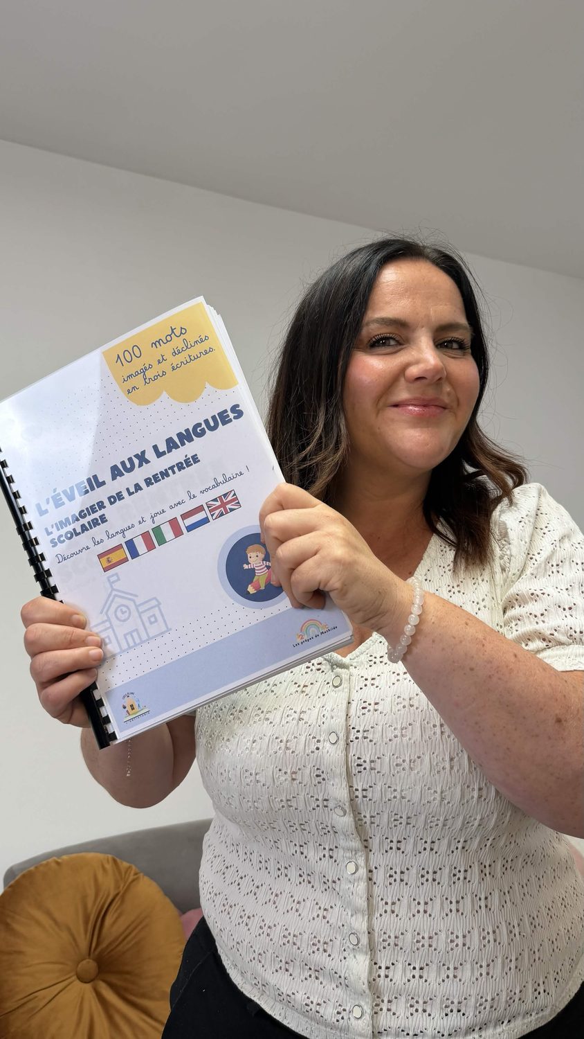 Jess, la créatrice du projet, avec l'imagier